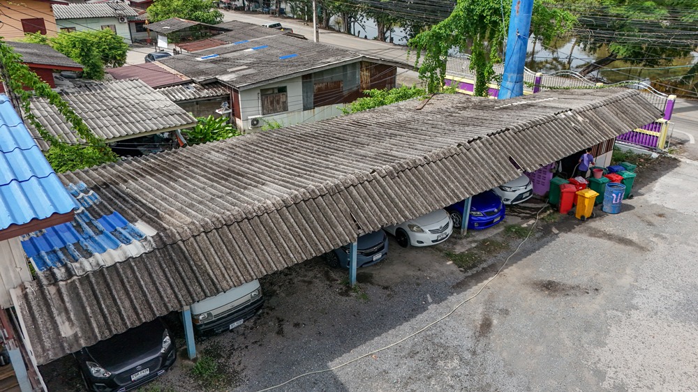 ภาพก่อนการติดตั้งแผ่นหลังคาโปร่งแสง